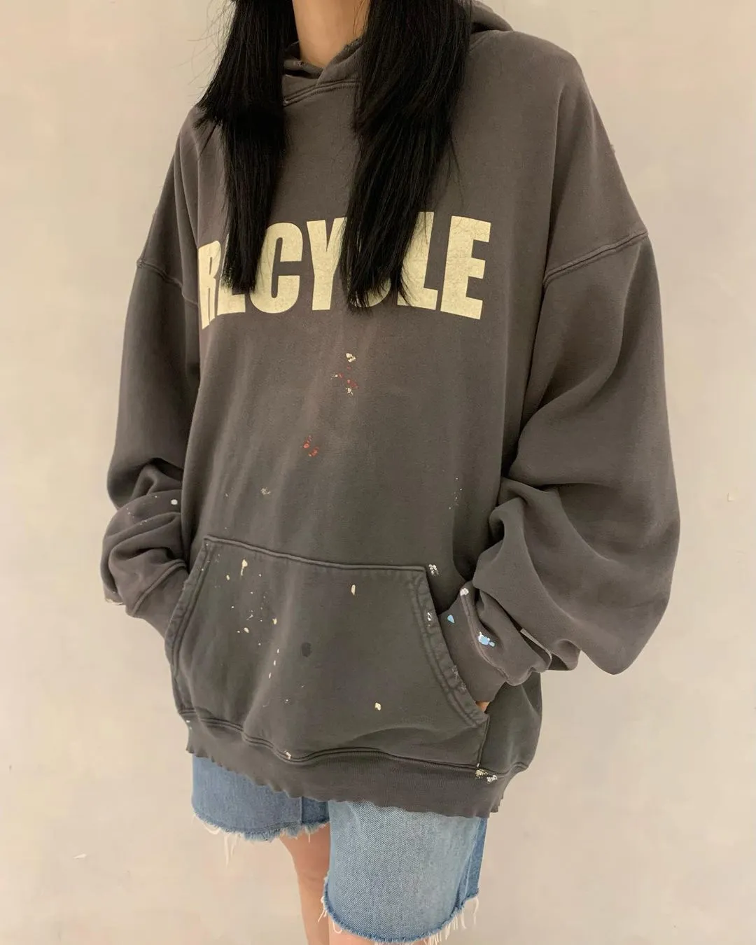 GALLERY DEPT. 90'S RECYCLE HOODIE WASHED BLACK 90'S washed hoodie with distressed eco-friendly slogans. Washed black S-XL. Ready-made garments are washed and dyed again. Multiple spots throughout the body are spray-faded. The ribs are cut and worn.